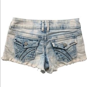 womens denim shorts with pockets showing